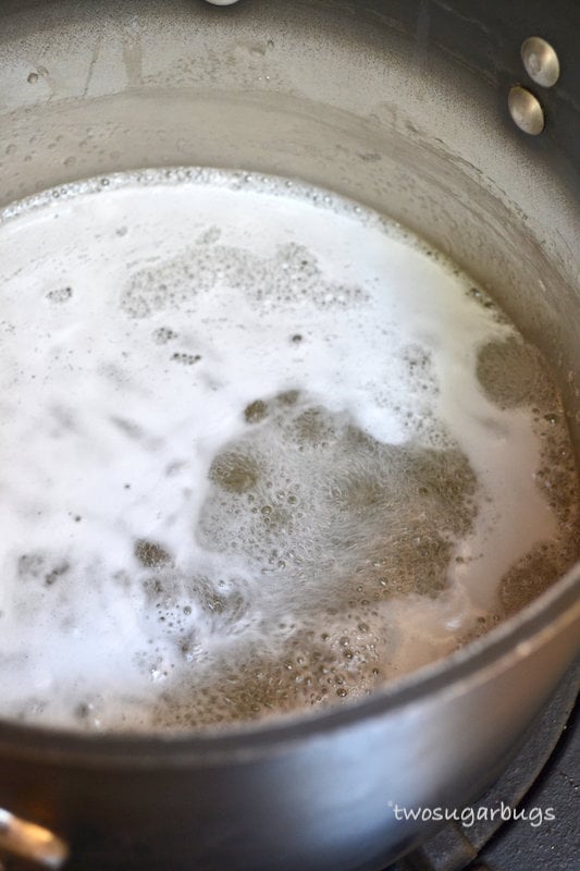 Boiling sugar, water and gelatin in a saucepan