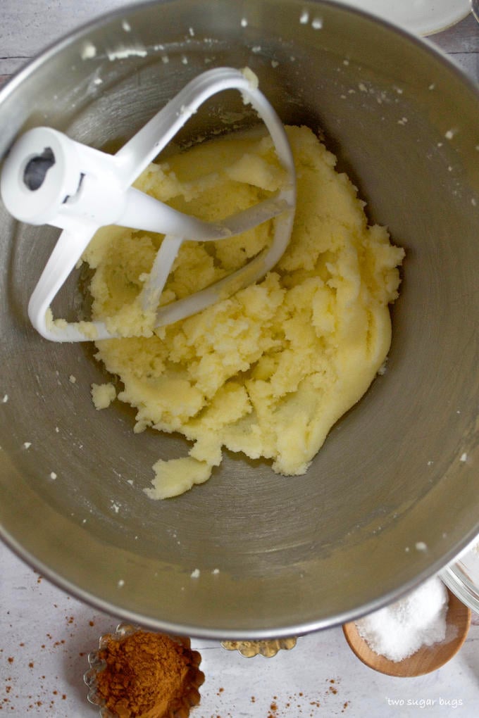 mantequilla y azúcar en crema en un tazón para mezclar