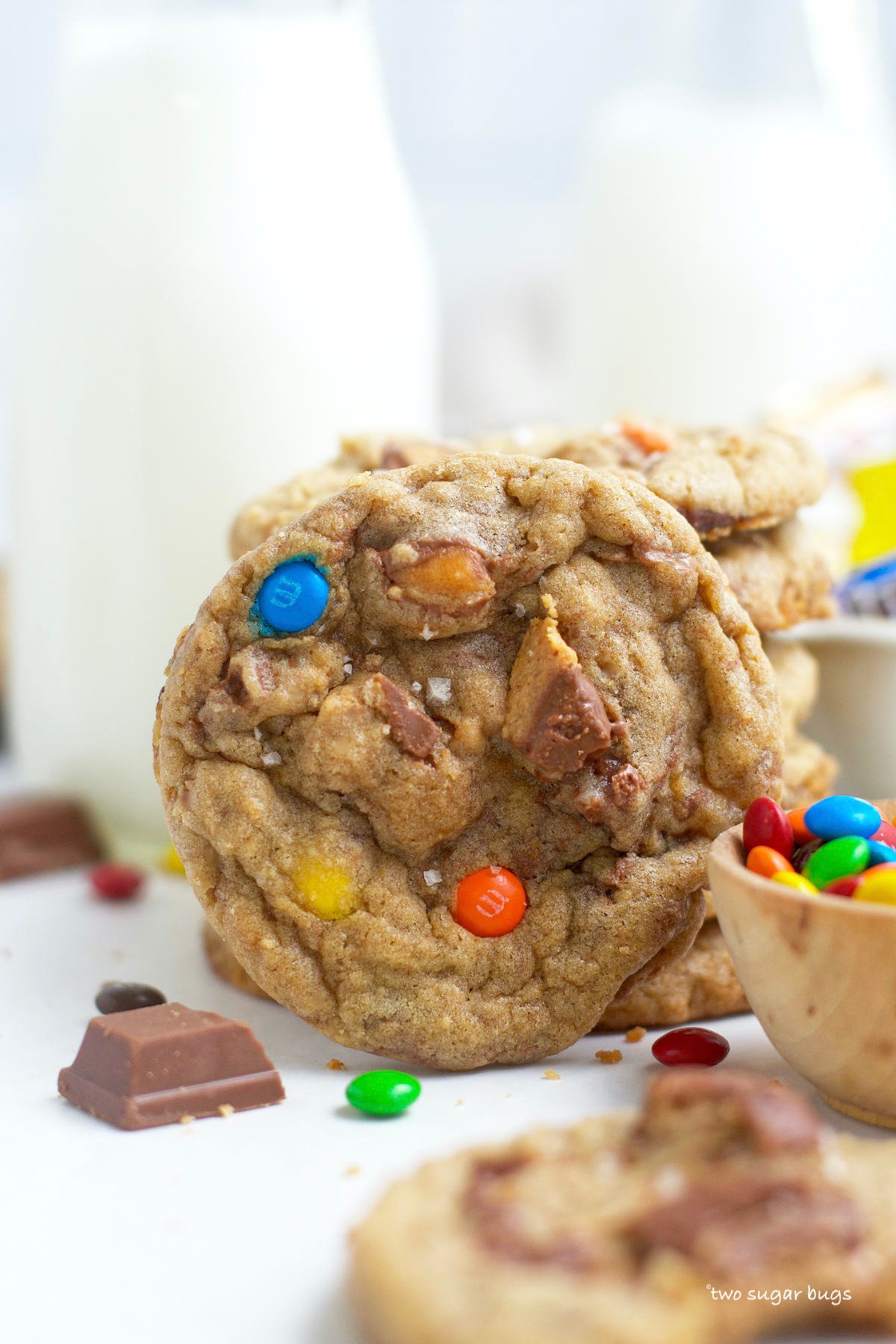 candy bar cookie with glasses of milk