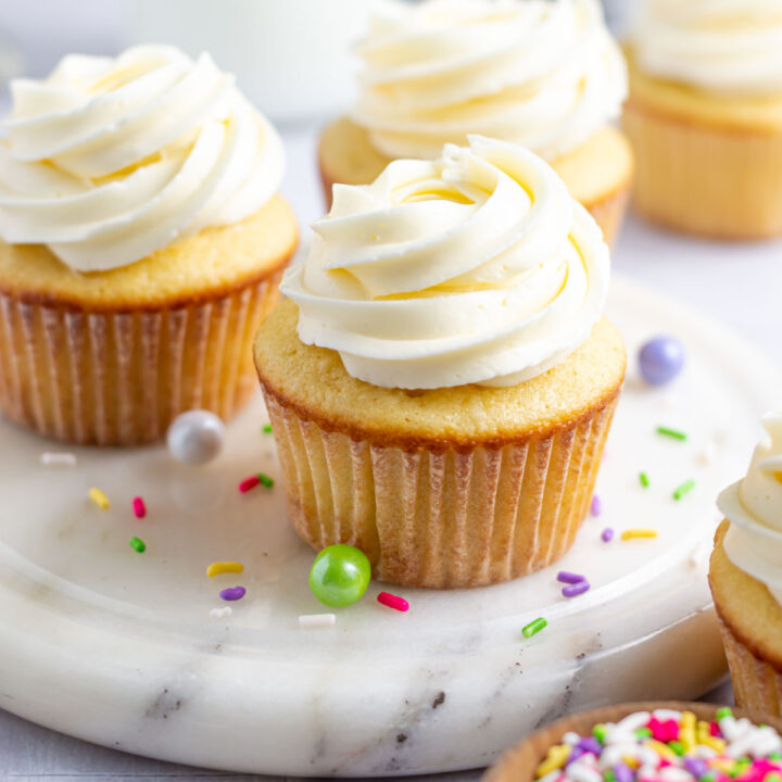 easy vanilla cupcakes with vanilla buttercream swirls