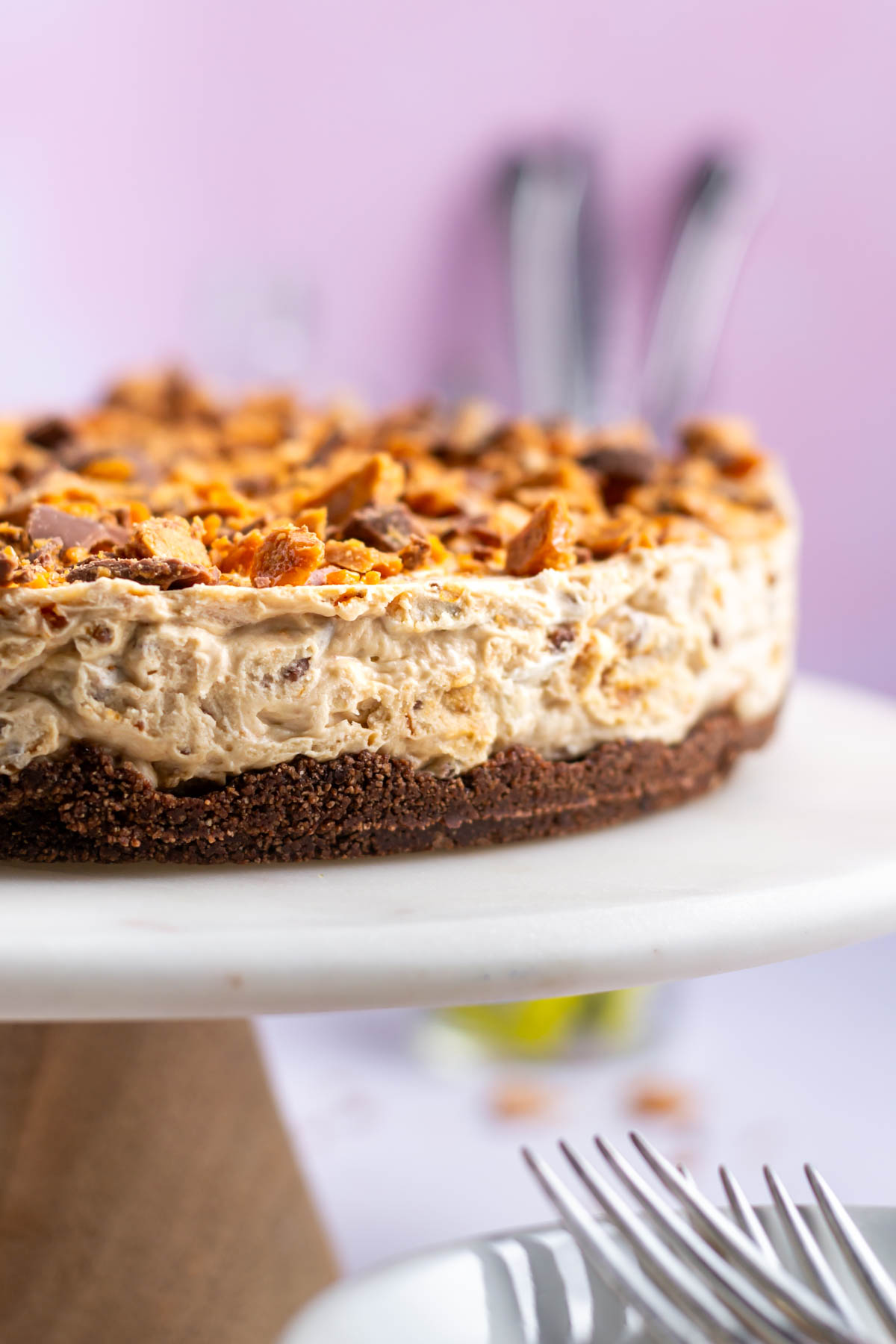 butterfinger pie on a cake stand
