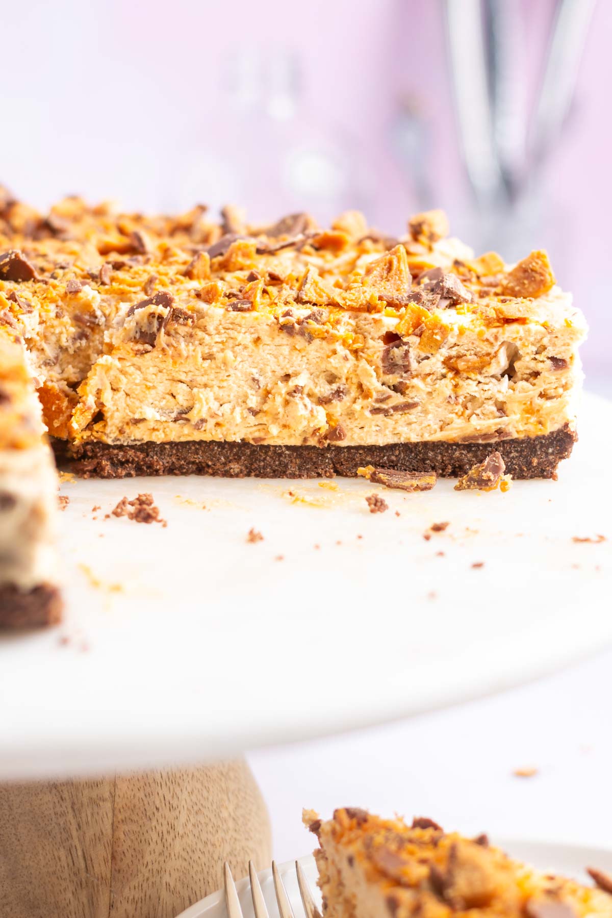butterfinger pie on a cake stand