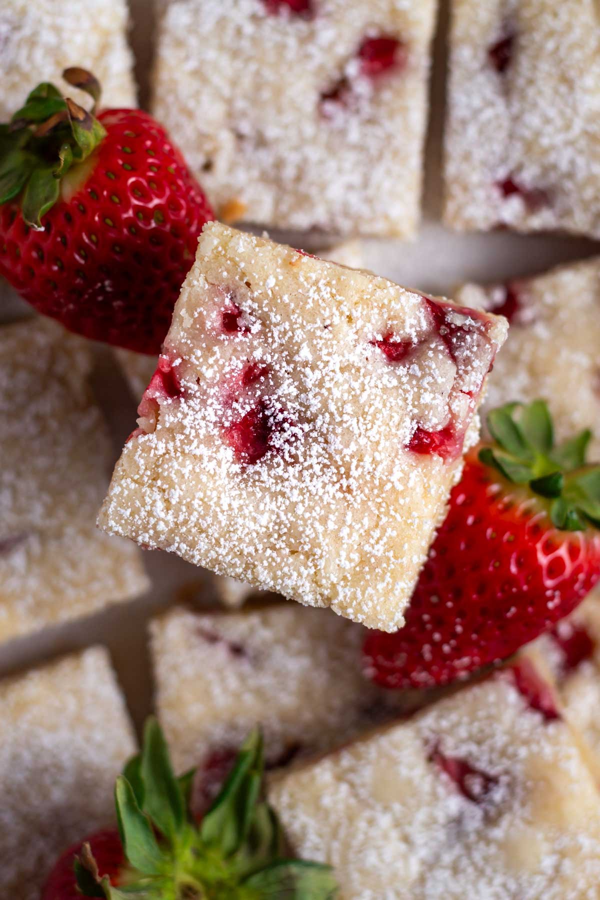 strawberry blondie with confectioners' sugar on top