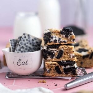 stack of cookie bars with Hershey's cookies 'n' cream bars