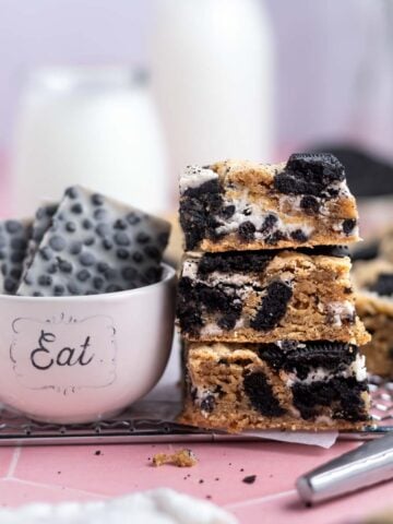 stack of cookie bars with Hershey's cookies 'n' cream bars