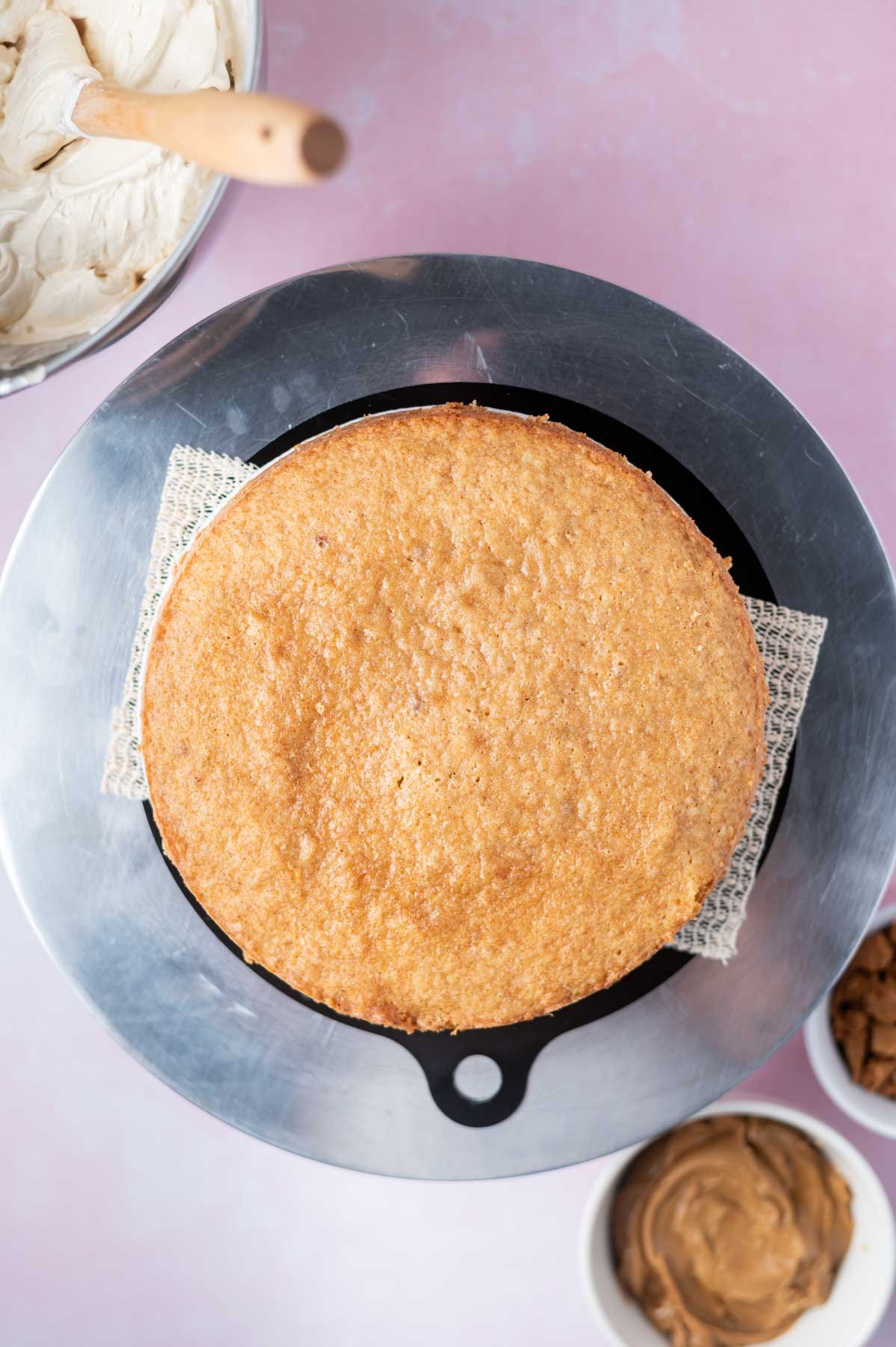 cake layer on a cake turntable